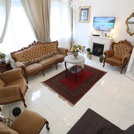 Apartment D.Five Neo-Baroque Apartment With Terrace Budapest
